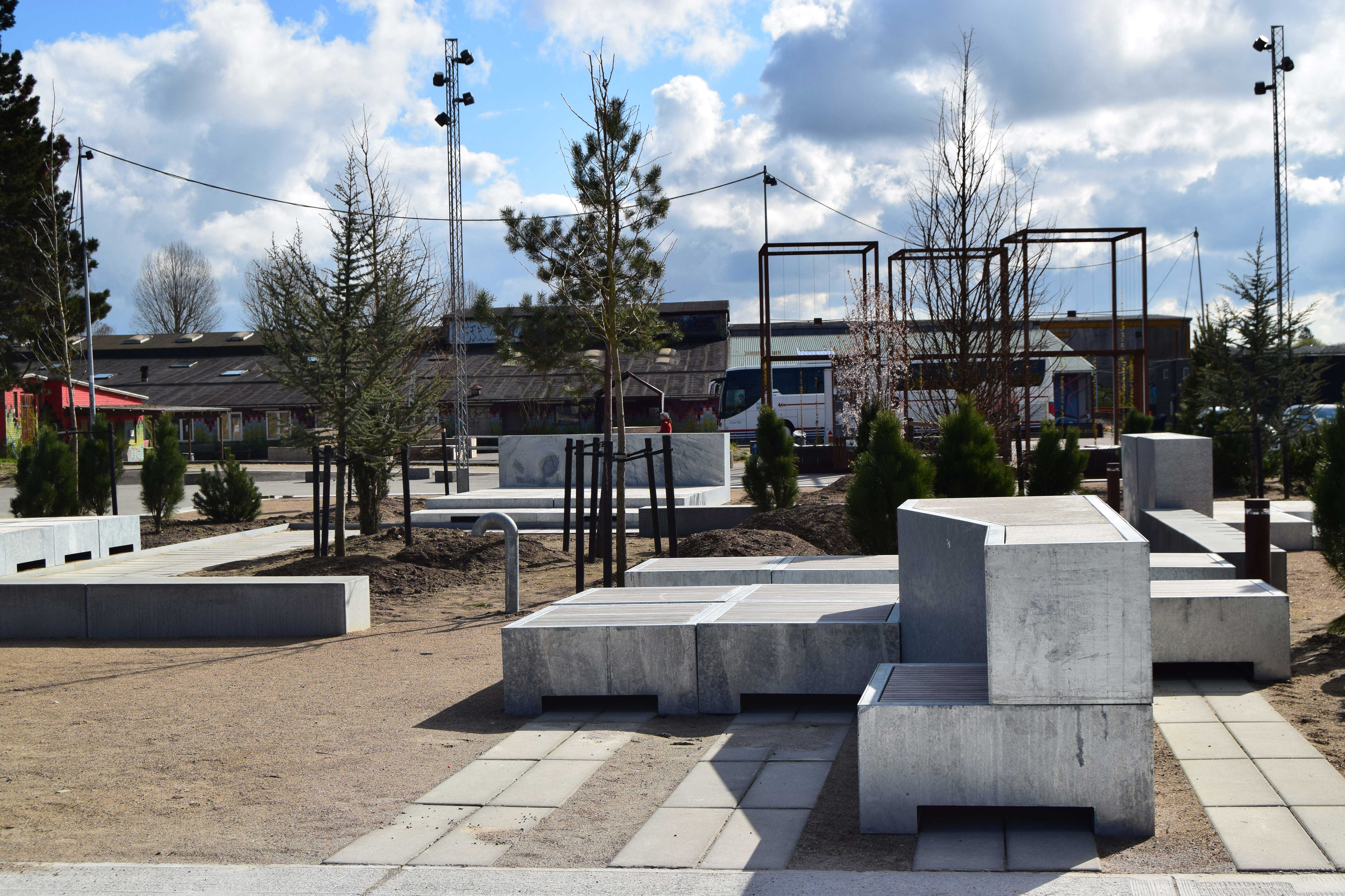 Søjlepladsens grønne opholdszone med mobile møbler i beton og stål - ud mod Rabalderstræde