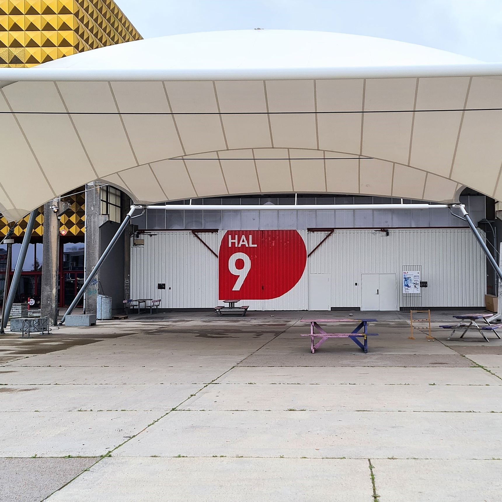 Port ind til stor eventhal i Musicon-bydelen hvor der står Hal 9 med hvid skrift på rød baggrund