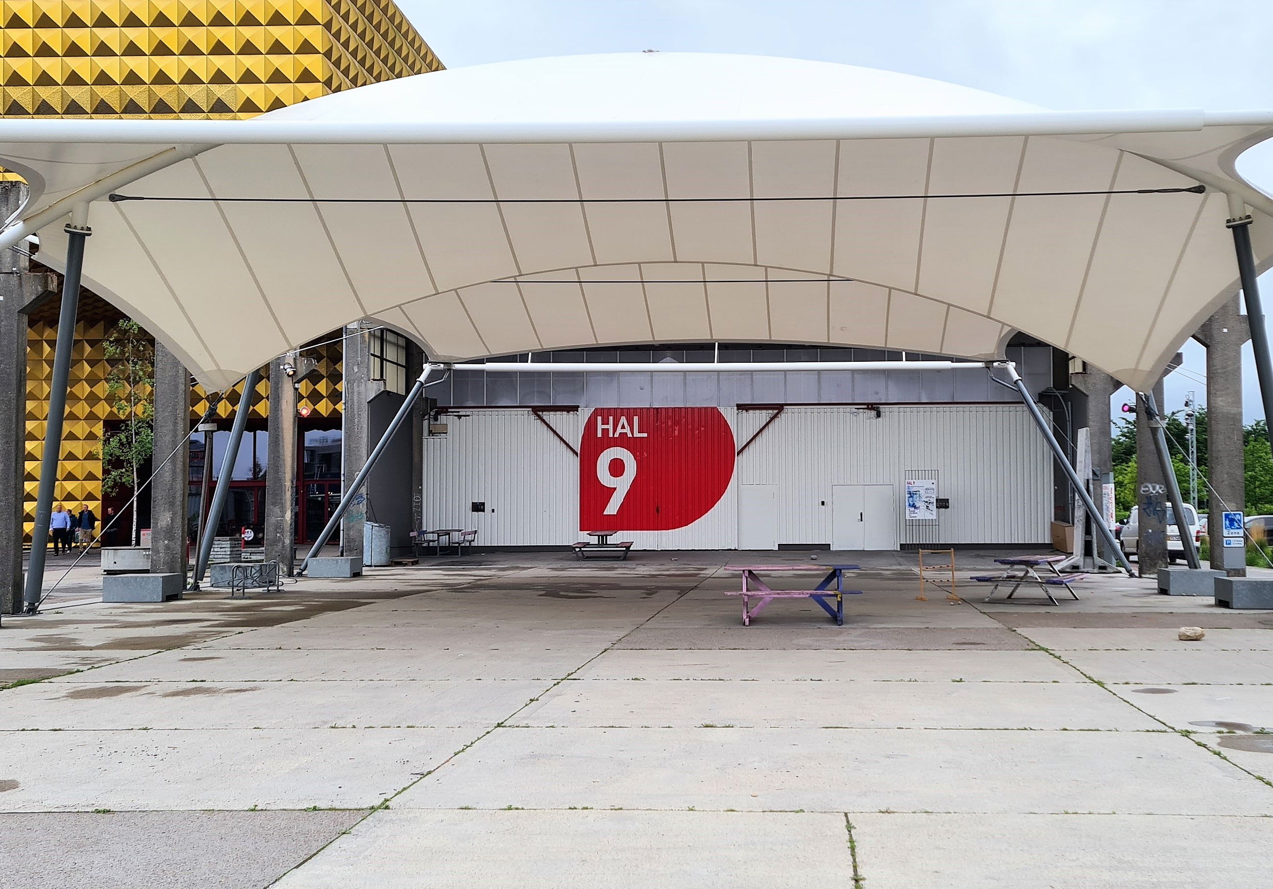 Port ind til stor eventhal i Musicon-bydelen hvor der står Hal 9 med hvid skrift på rød baggrund