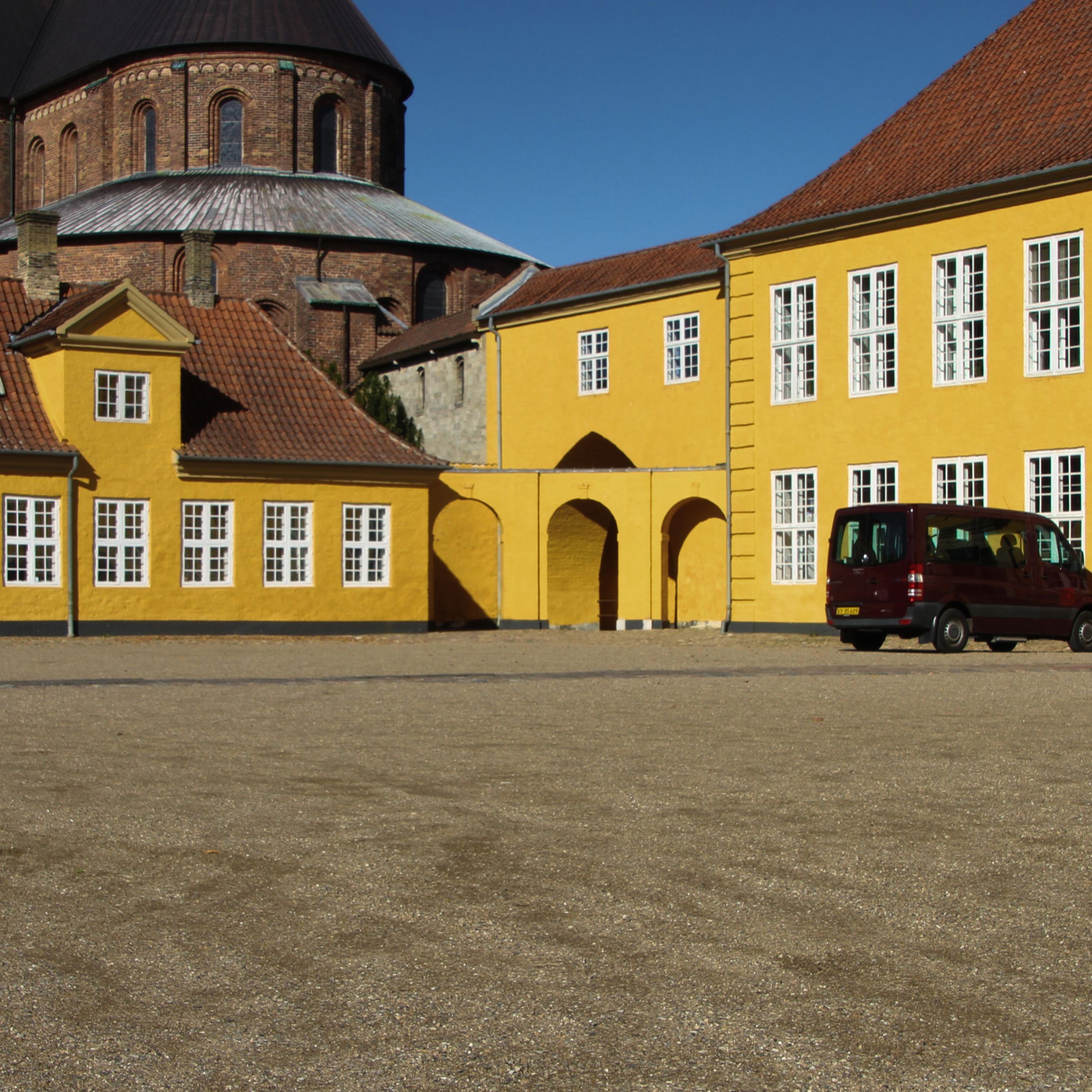 Palægården med Roskilde Domkirke i baggrunden