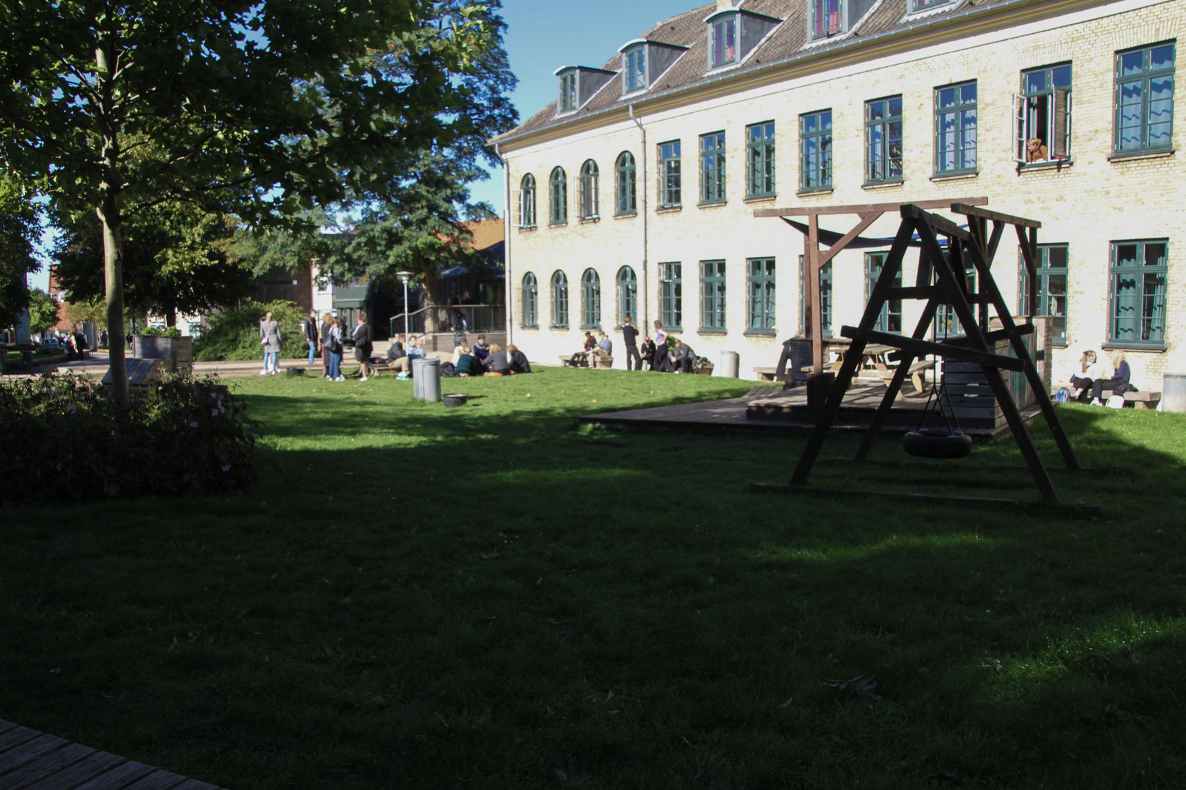 Latinerhaven med græsarealet