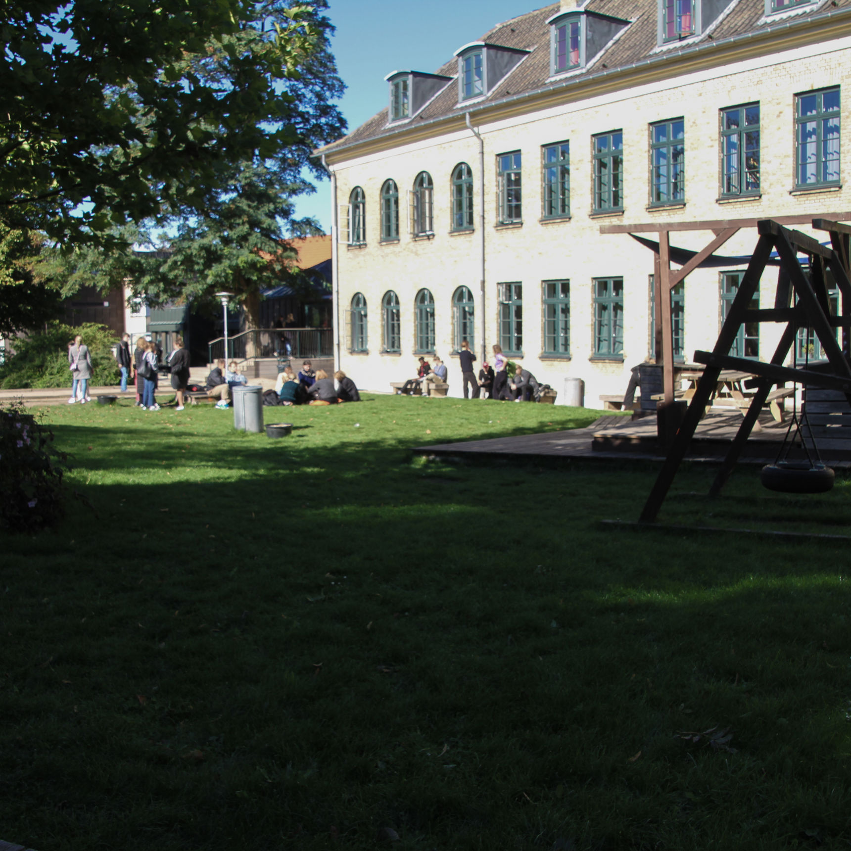 Latinerhaven med græsarealet