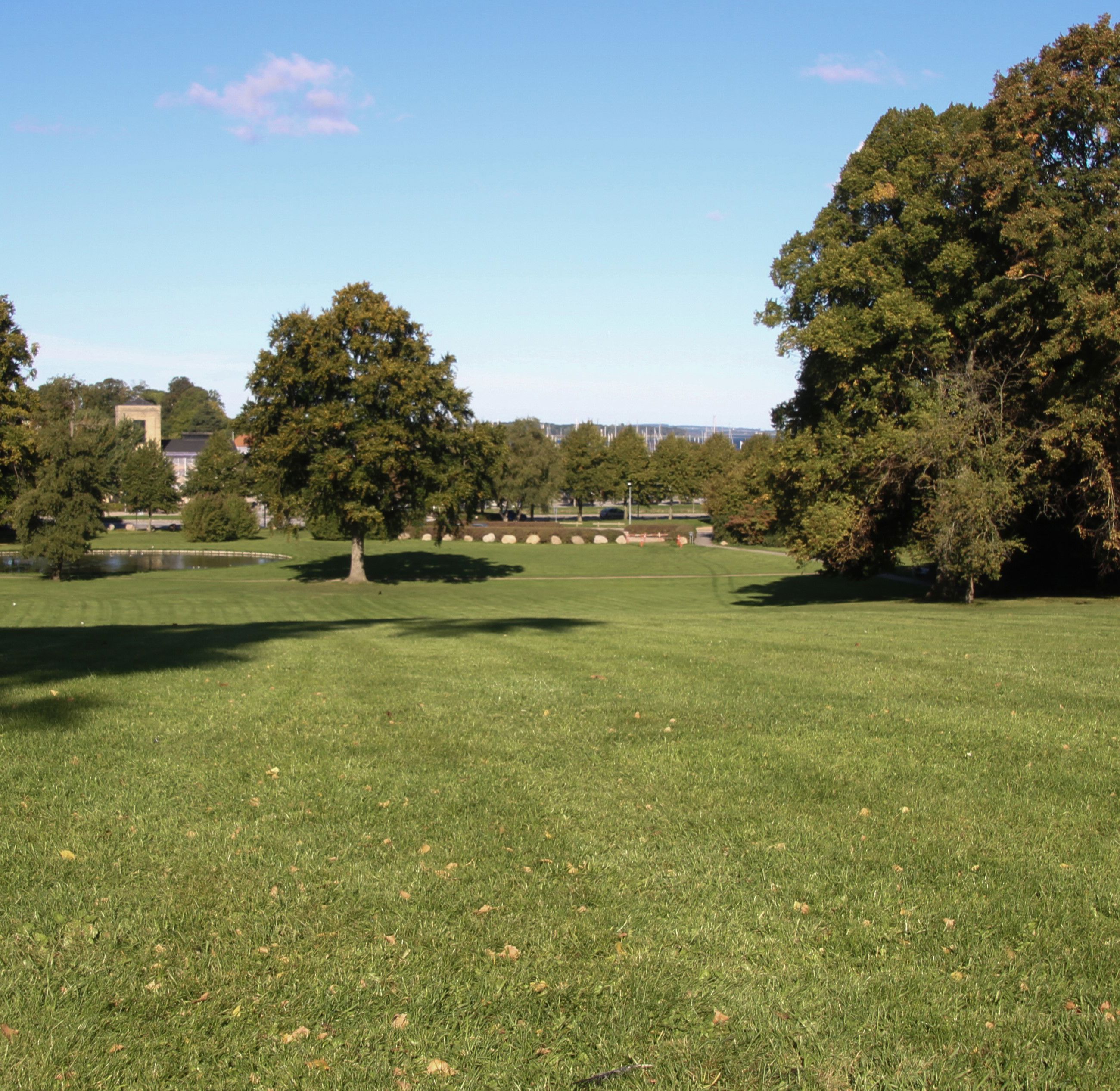 Byparken med udsigt ned mod Roskilde Fjord