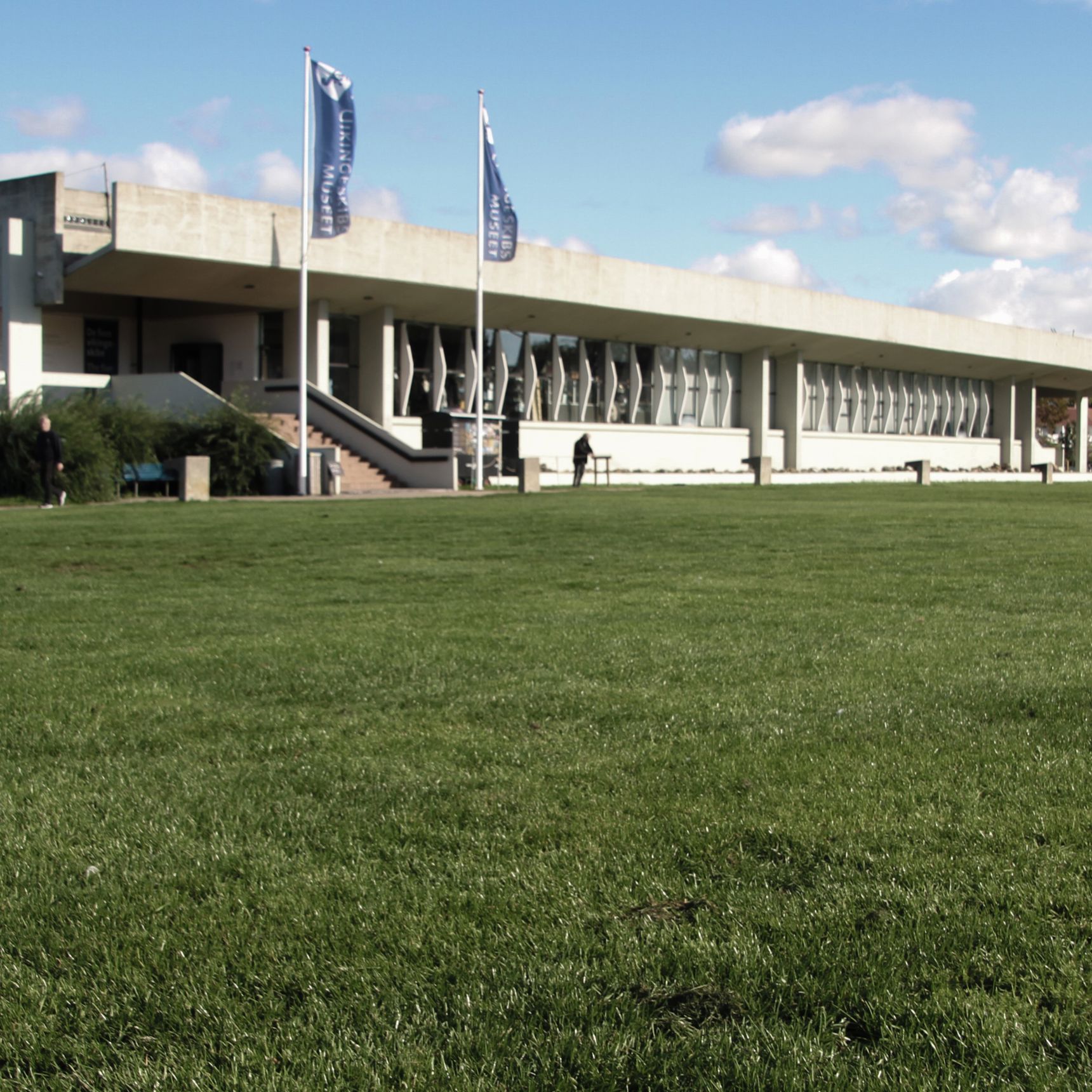 Havneparken med Vikingeskibsmuseet i baggrunden