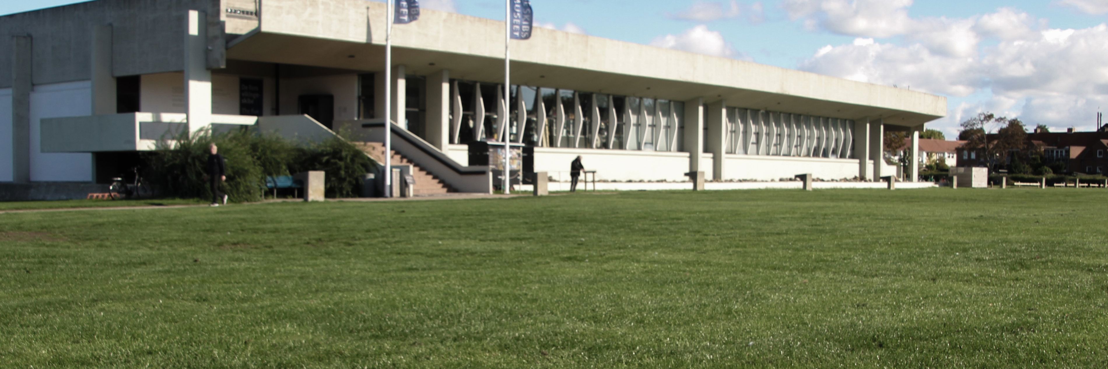 Havneparken med Vikingeskibsmuseet i baggrunden