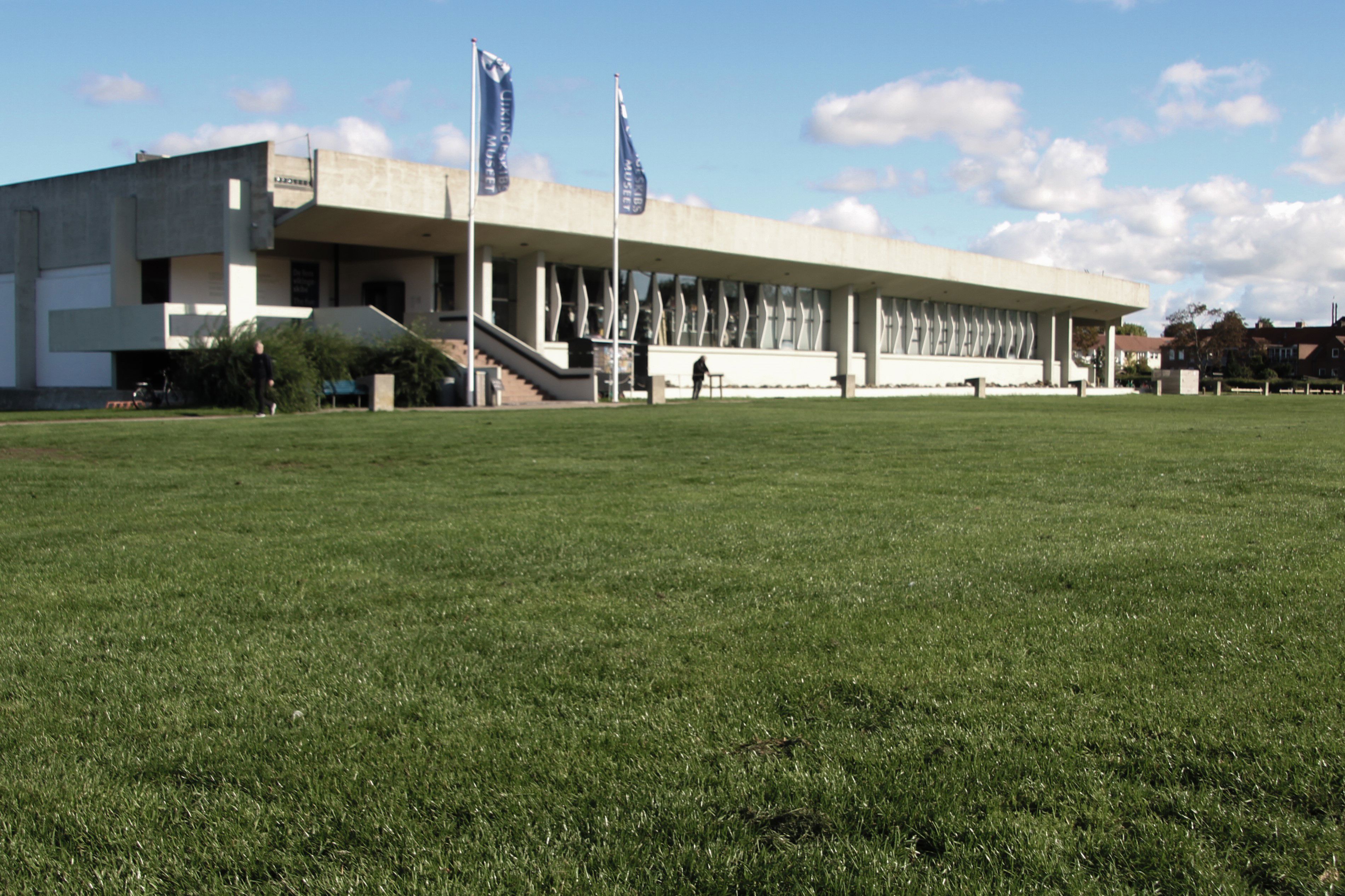 Havneparken med Vikingeskibsmuseet i baggrunden