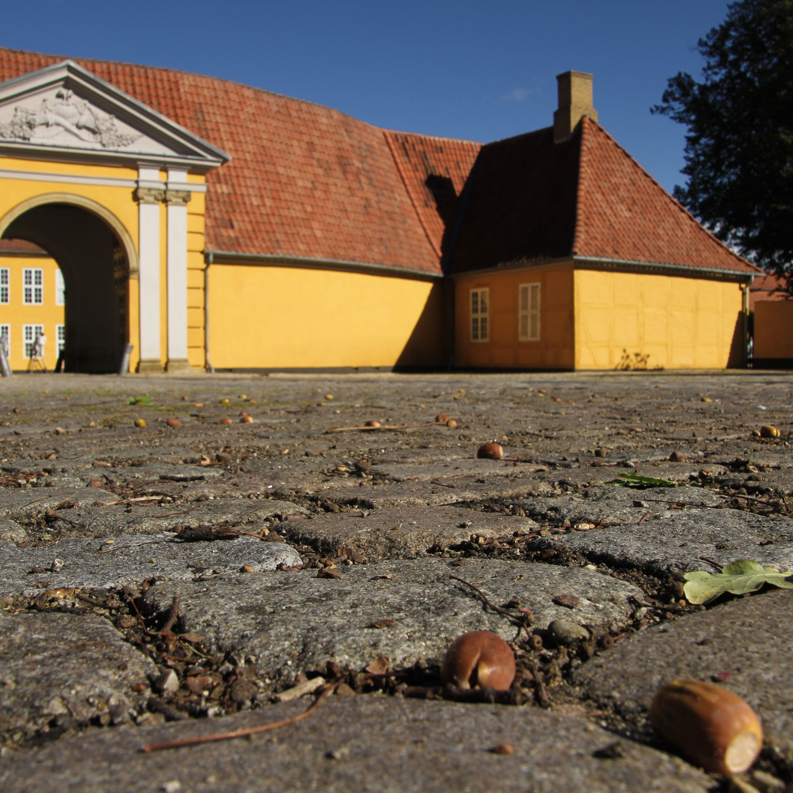 Palæpladsen med indgang til Palægården i baggrunden