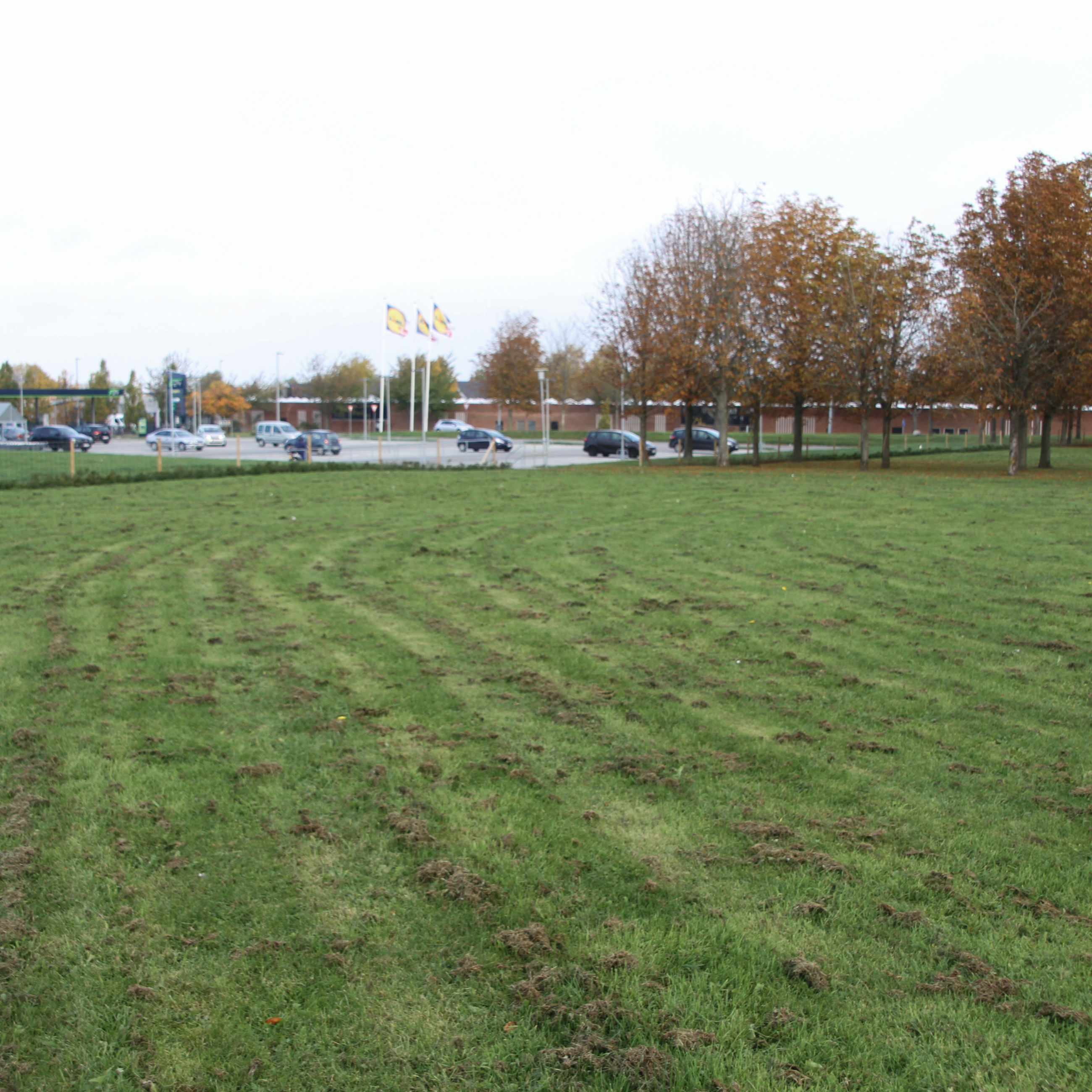 Cirkuspladsen i Jyllinge med p-plads og Jyllinge Centret i baggrunden